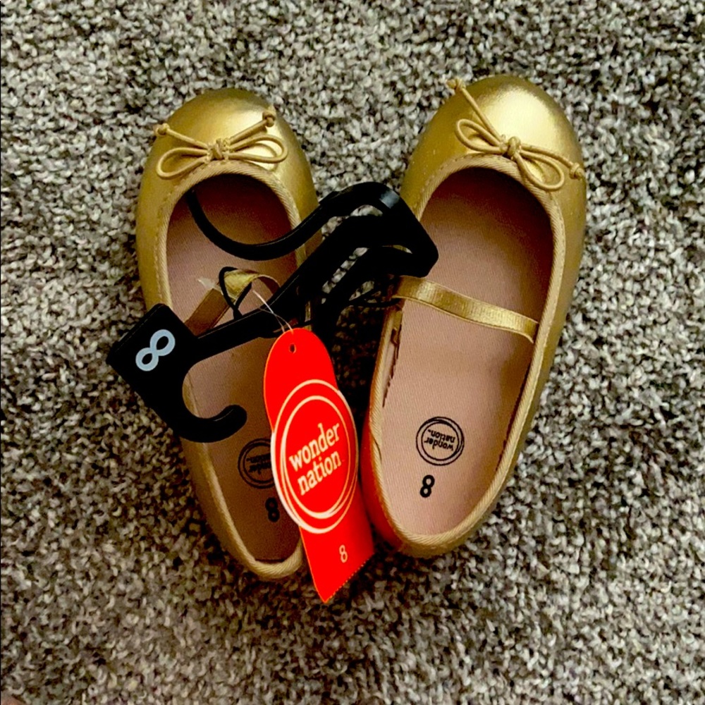 Girls size 8 gold flats
